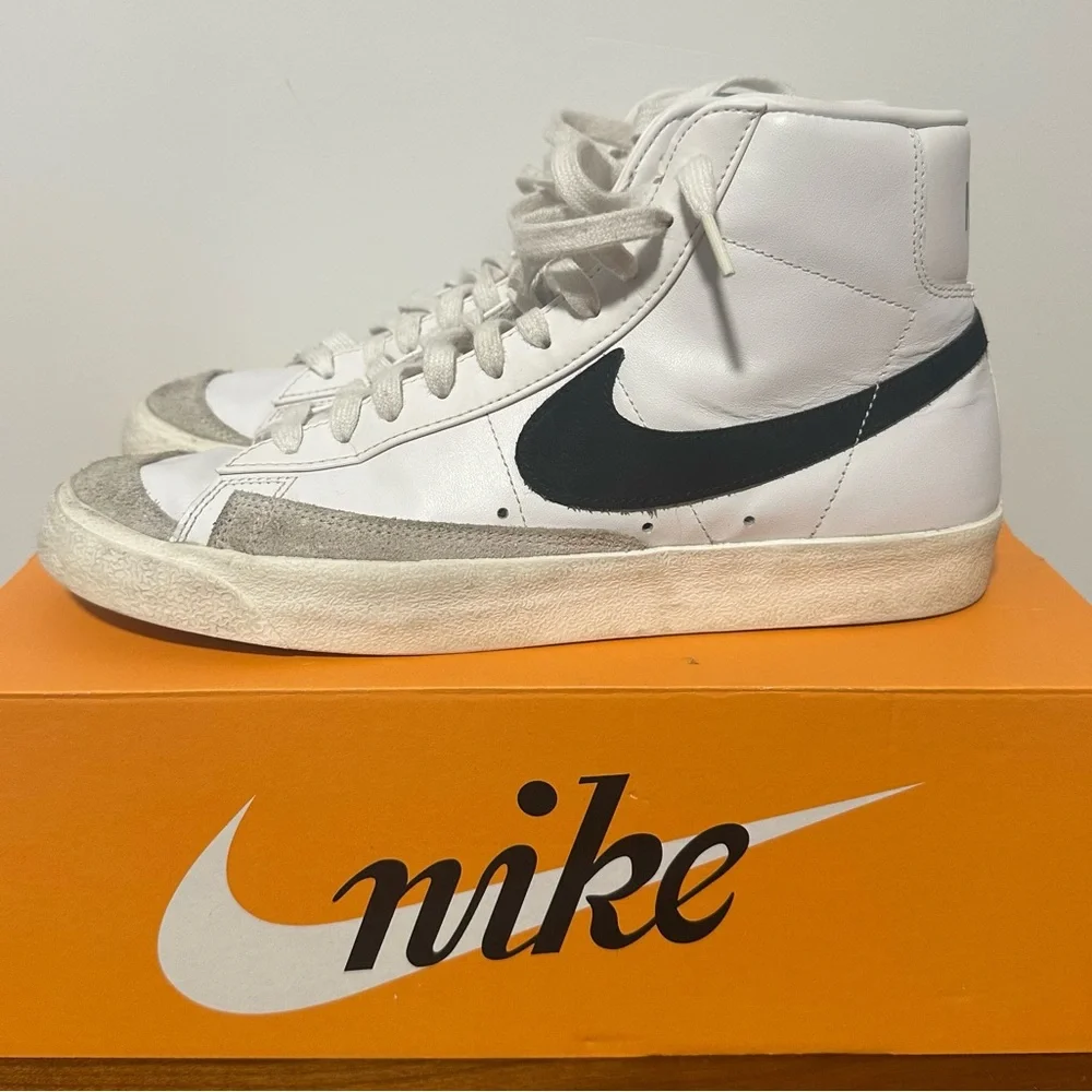 Nike Blazer Mid '77 White and Black Size US Men's 10.5 / Women's 12